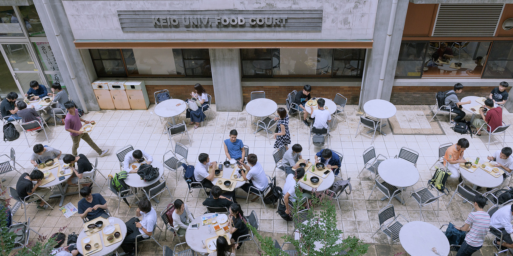 Photograph of students during lunch on Hiyoshi Campus