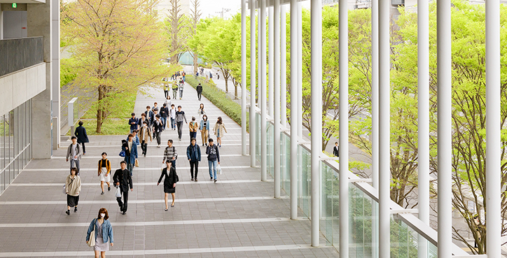 Photograph of students attending classes at the Fourth Building: Independence Wing on Hiyoshi Campus 