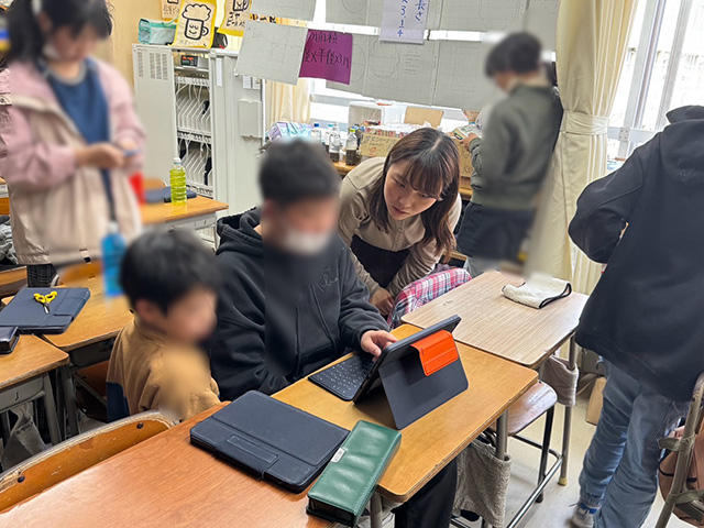 大学生がポスター作成をサポート