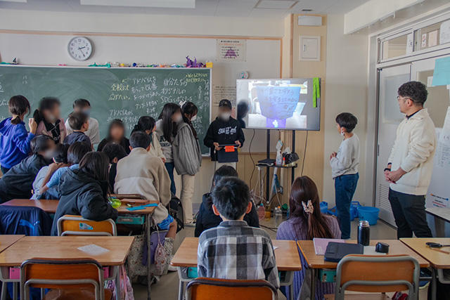 小学生の成果発表をクラス全員で聞く様子